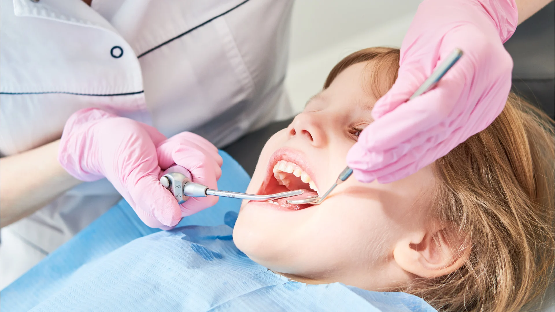 Niña sonriendo, atencion odontopediatrica Centudent
